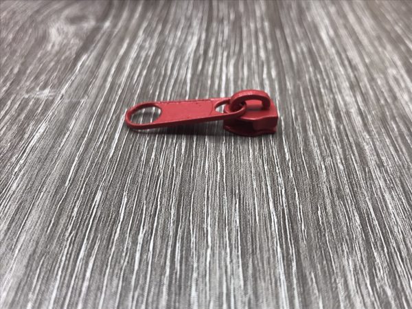 Reißverschluss Endlos Detail seitlich rot
