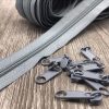 Reißverschluss Endlos mit Zipper hellgrau