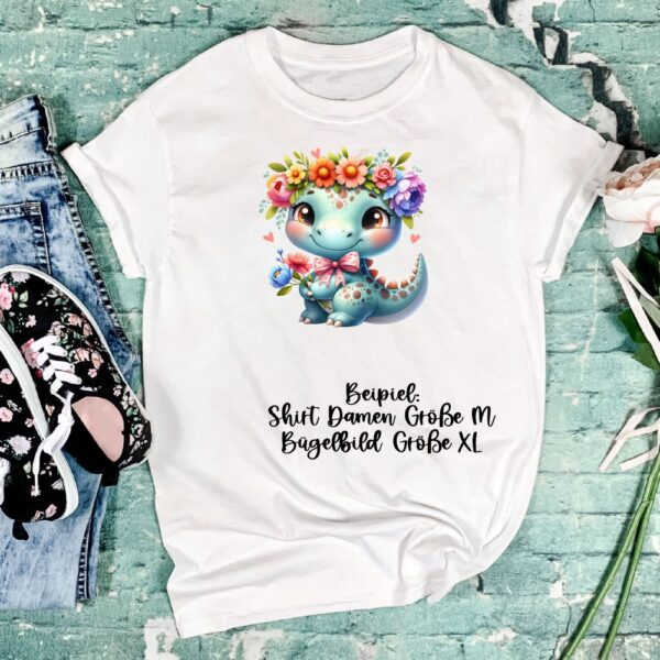 Bügelbild Drache mintgrün mit Blumenkranz und Schleife Größe XL Damenshirt