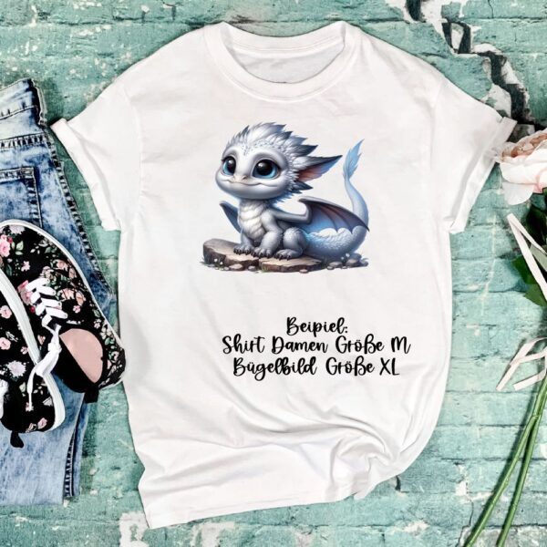 Bügelbild hellblauer Drache auf Fels Größe XL Damenshirt